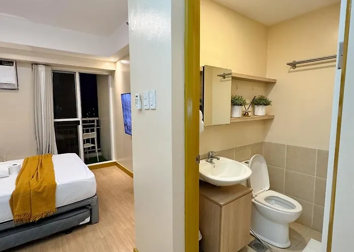 Unit With Balcony At The Celandine Qc Apartment