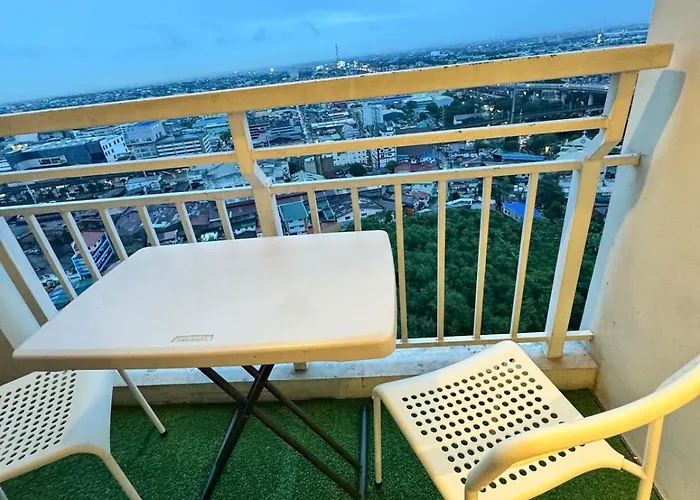 Unit With Balcony At The Celandine Qc Apartment