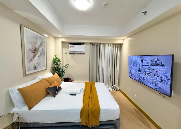 Unit With Balcony At The Celandine Qc Apartment